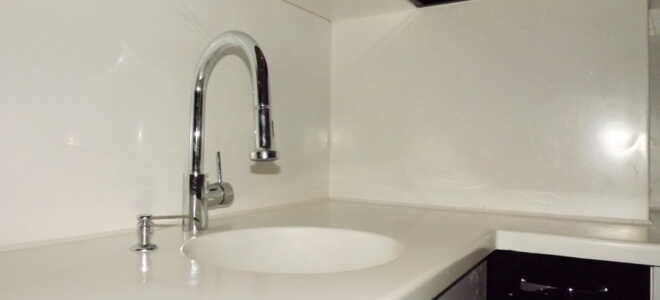 Чем чистить мойку из искусственного камня на кухне