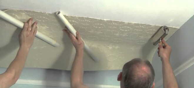 Как правильно клеить обои на потолок