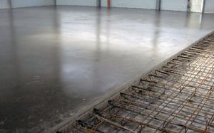 Бетонный пол.