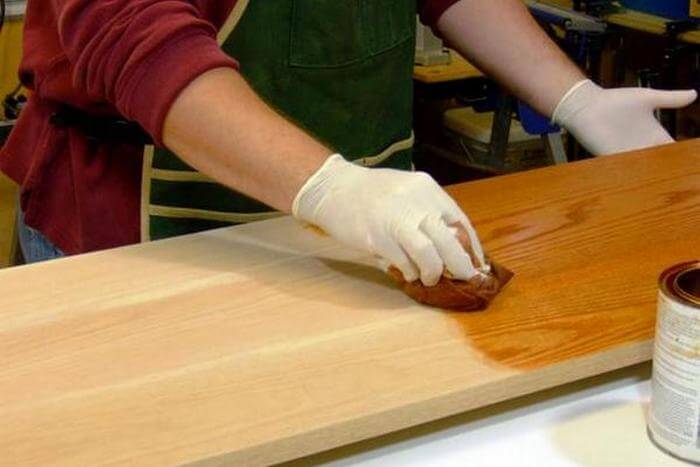 Нанесение льняного масла на дерево тканью