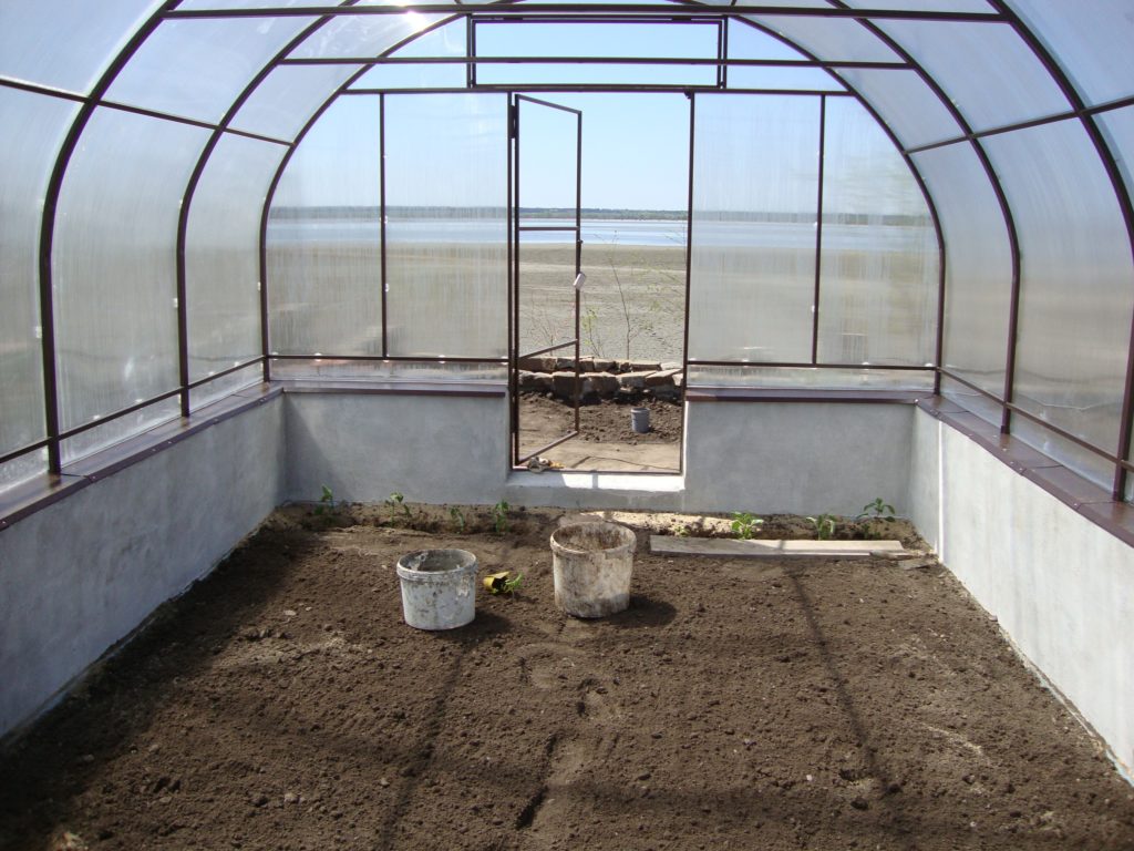 Теплица из поликарбоната на металлическом каркасе