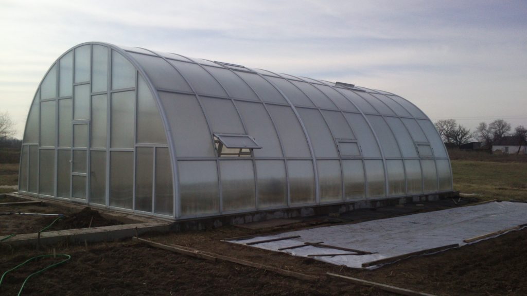 Теплица из поликарбоната на металлическом каркасе