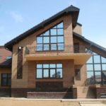 Большие по площади окна - один из характерны признаков стиля