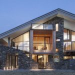 Камень и стекло - сочетание классическое, но вид современный