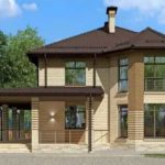 Фасад дома из желтого кирпича имеет все признаки европейского стиля