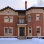 Многим покажется знакомым такой вариант. Подобных фасадов много