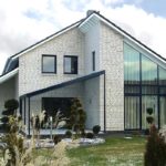 Дом из белого кирпича в современном стиле. Яркость фасаду придает контрастная отделка