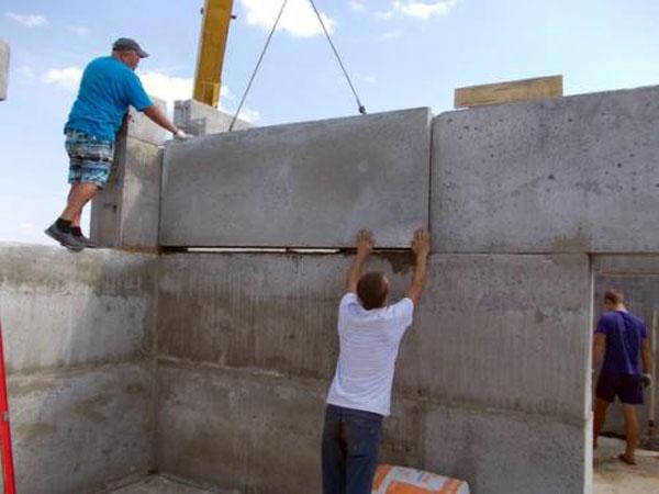 Особенности строительства коттеджа из железобетонных панелей.