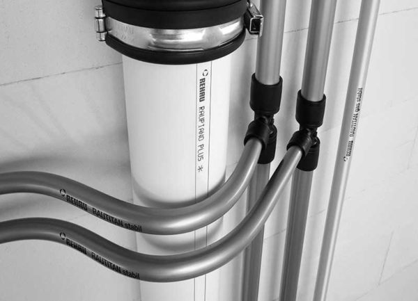 Обычно при разводке водопровода местами трассу приходится выгибать, местами укладывать прямые участки