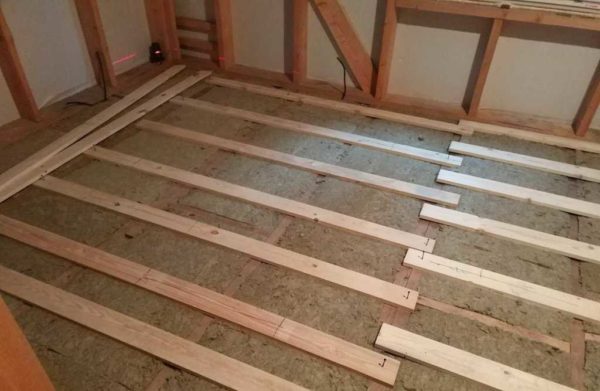 Плита шпунтованная ДСП толщиной до 22 мм требует шага опоры менее 60 см. Если лаги установлены с таким шагом или больше, нужна обрешетка 