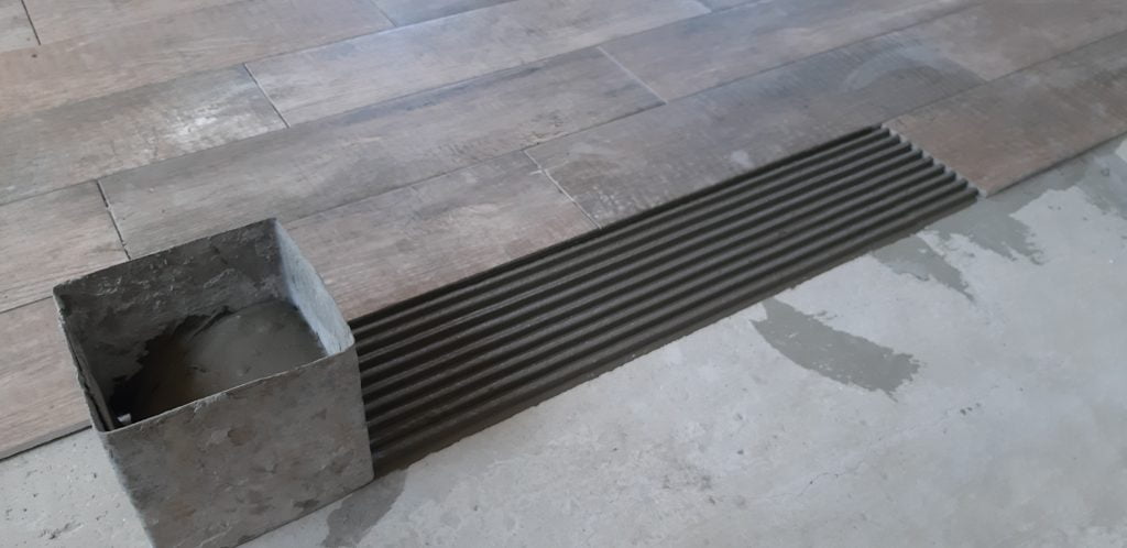 Нанесение клея под плитку кареткой